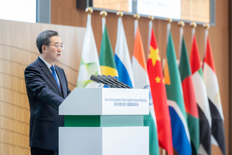 公司教师担任新开发银行第八届理事会年会同传译员